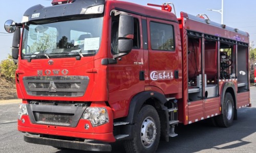 豪沃4噸干粉消防車