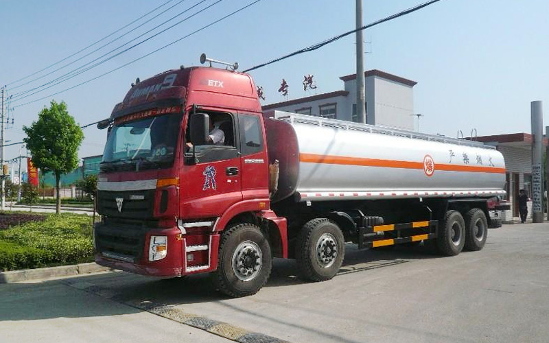 歐曼前四后八化工液體運(yùn)輸車(chē)