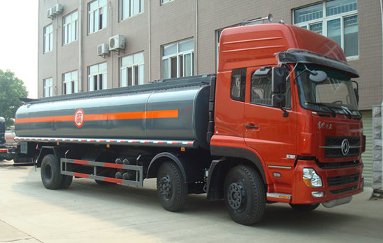 東風(fēng)小三軸化工液體運(yùn)輸車(chē)