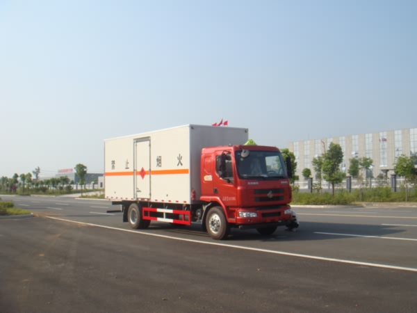 柳汽乘龍7.65米易燃?xì)怏w廂式運(yùn)輸車(chē)