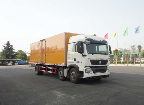 重汽豪沃9.4米13噸易燃液體廂式運輸車
