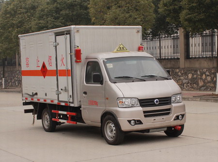 東風(fēng)2.98米單輪易燃?xì)怏w廂式運(yùn)輸車(chē)