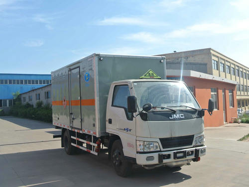 江鈴4.2米易燃固體廂式運(yùn)輸車(chē)